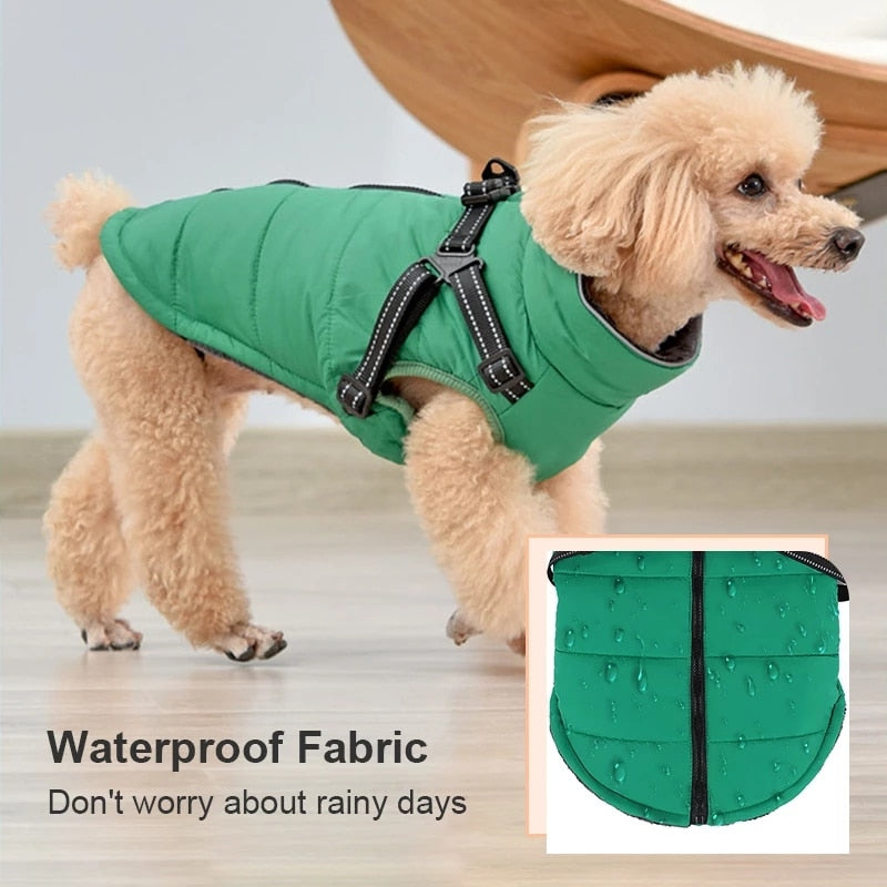 Wasserfeste Jacke. Gut geeignet für die kalten und nassen Tage. Mit integriertem Geschirr für einen angenehmen Komfort deines Lieblings.